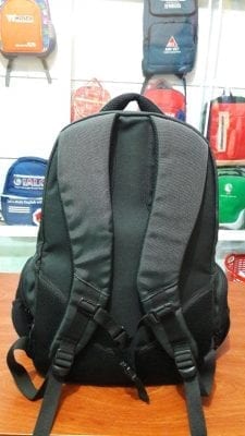 Mặt sau balo laptop thời trang