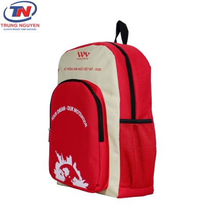 Mặt bên balo đẹp đi học cho nữ ở trung tâm ngoại ngữ